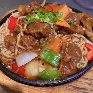 Sizzling Black Pepper Beef with Noodles铁板黑椒牛肉面